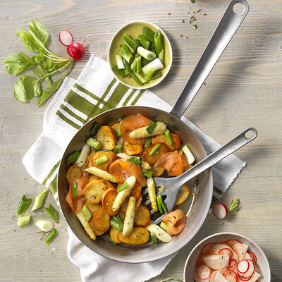 Salteado de espárragos y patatas con salmón ahumado y crema de rábano picante