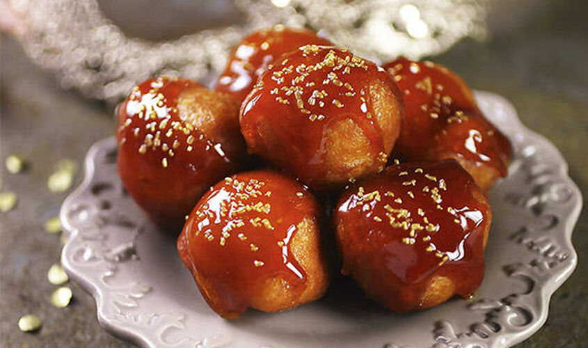 Profiteroles en salsa de caramelo