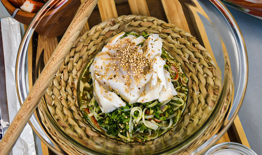 Amanida de cuscús de bròcoli, bacallà i tallarines de mar