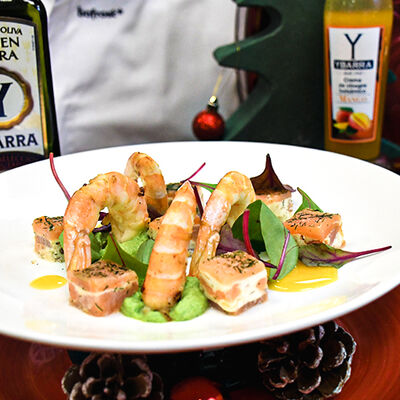 Ensalada tibia de milhojas de salmón y langostinos