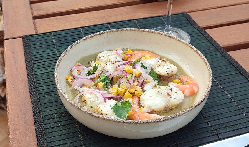 Rape a la lima y jalape&ntilde;o sobre gazpacho de aguacate by pastasushiyotrosvicios