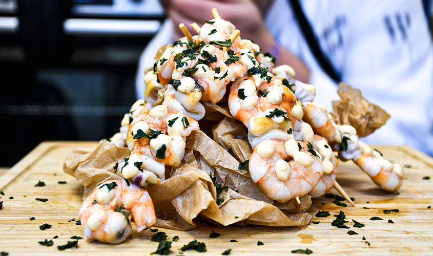 Tipi de brochetas de calamares y langostinos con mayonesa de gambas al ajillo