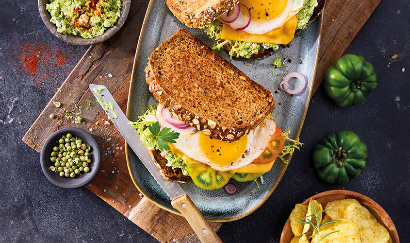 S&aacute;ndwich de pan r&uacute;stico con br&oacute;coli, huevo frito y queso 