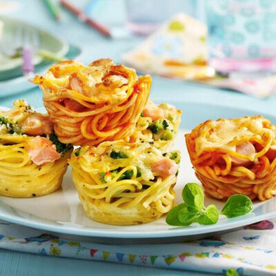 Nidos de pasta de colores