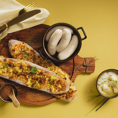 Pastis b&agrave;var de pa i ceba amb salsitxes blanques