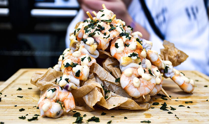 Tipi de brochetas de calamares y langostinos con mayonesa de gambas al ajillo