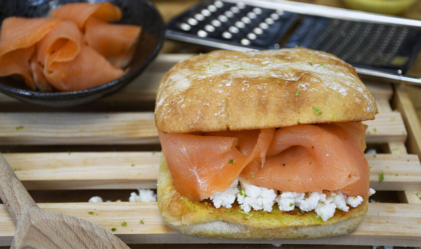 Sándwich de salmón, queso roto y lima 