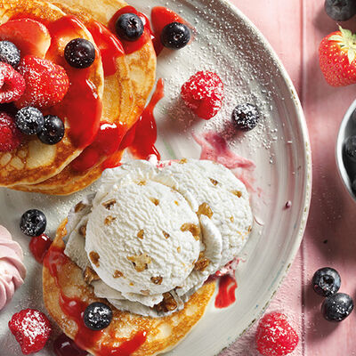 Torre de pancakes con frutos rojos, crema de frambuesa y helado de nueces 