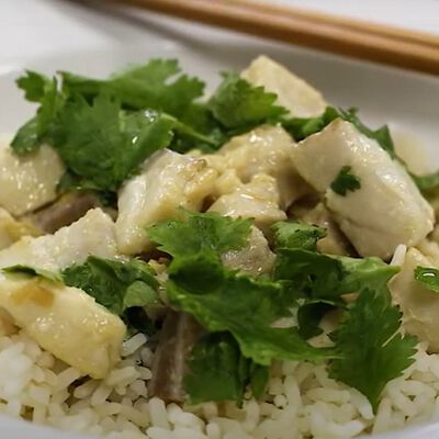 Carboner al curri verd i arr&ograve;s blanc