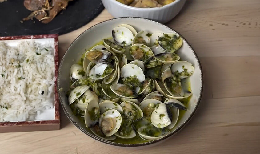 Clo&iuml;sses al microones amb vi, all i julivert i pa ratllat "proposta de @recetasparavagoz"