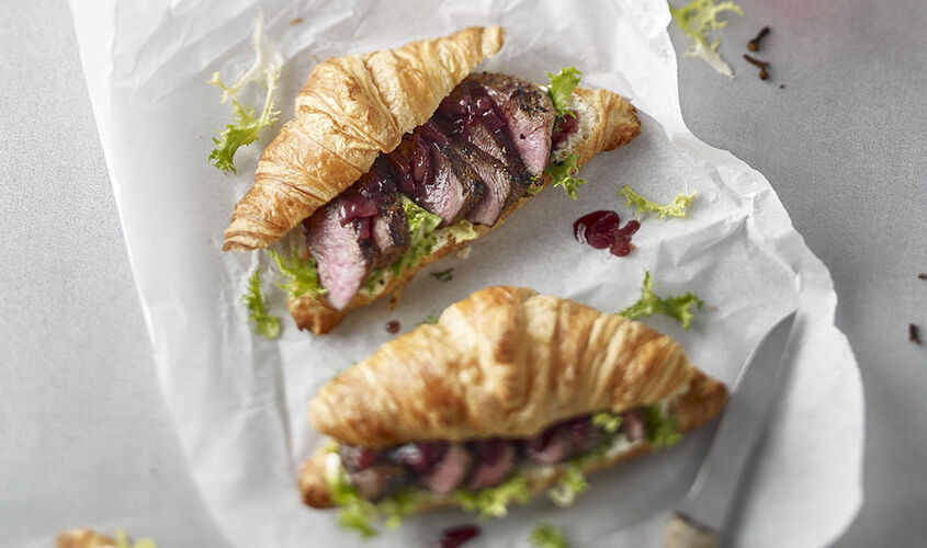 Croissants con medallones de cerdo y cebolla