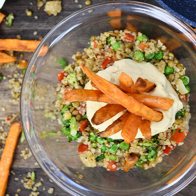 Amanida de llenties i quinoa amb humus i xips de batata