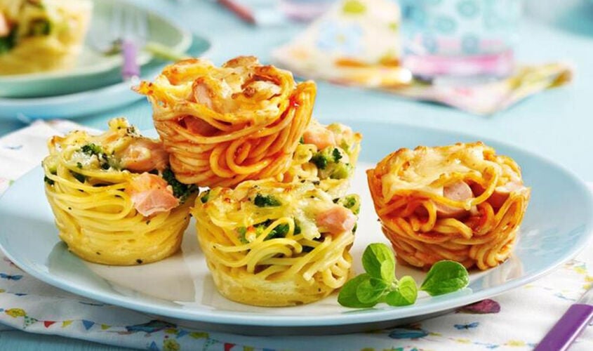 Nidos de pasta de colores