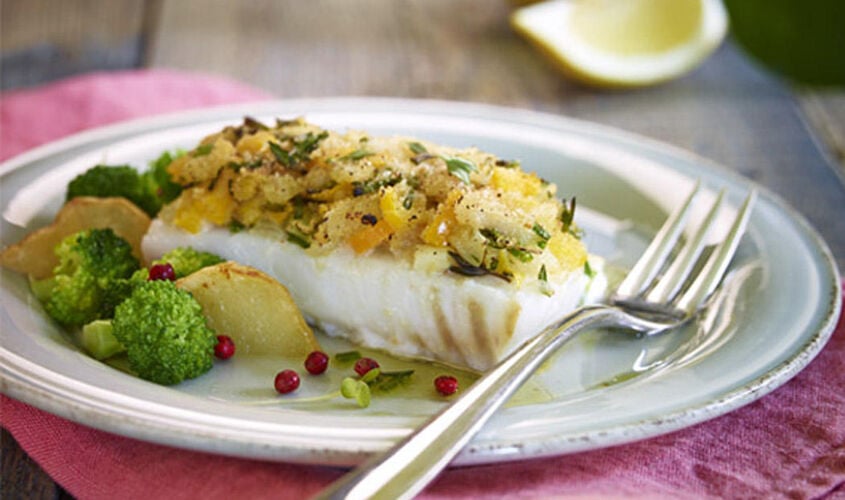 Bacalao con br&oacute;coli y patatas en rodajas