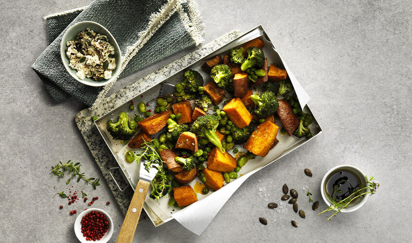 Dados de boniato con verduras al horno