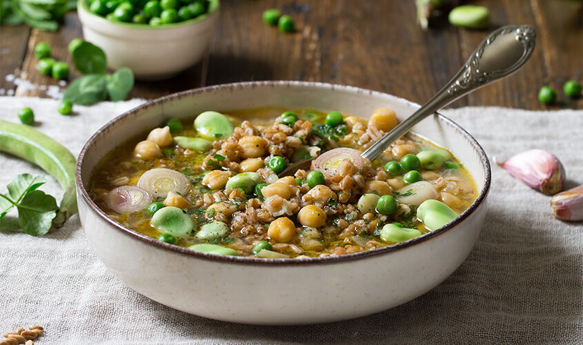 Sopa de espelta con guisantes, garbanzos y habas