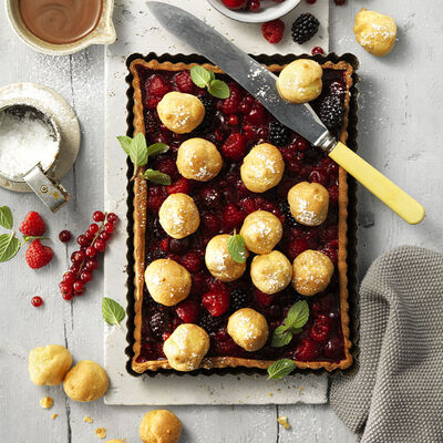Tarta de frutas del bosque con mini berlinas