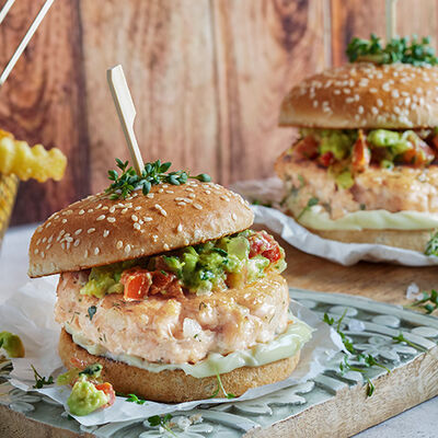 Hamburguesa de merluza a la plancha con salsa de aguacate 