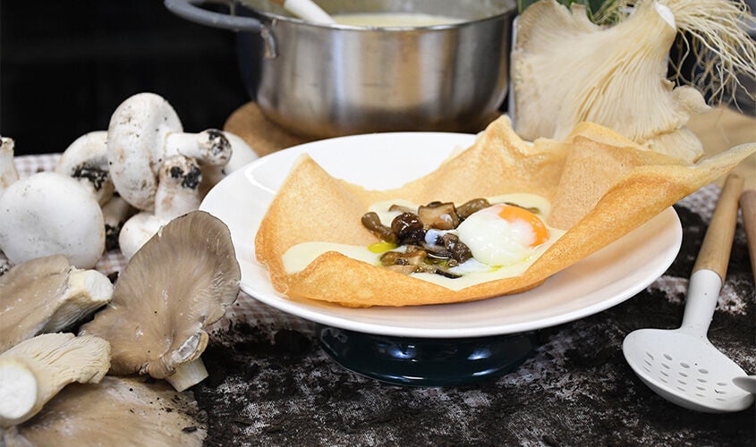 Remenat de bolets amb ou a baixa temperatura, parmentier i neula cruixent