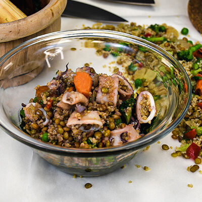 Ensalada de quinoa y lentejas con calamares y espinacas