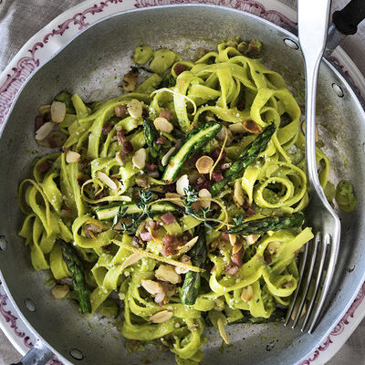 Tallarines con espárragos, queso, jamón cocido y almendras