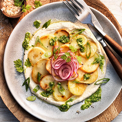 Patates sobre hummus i pesto de br&ograve;coli