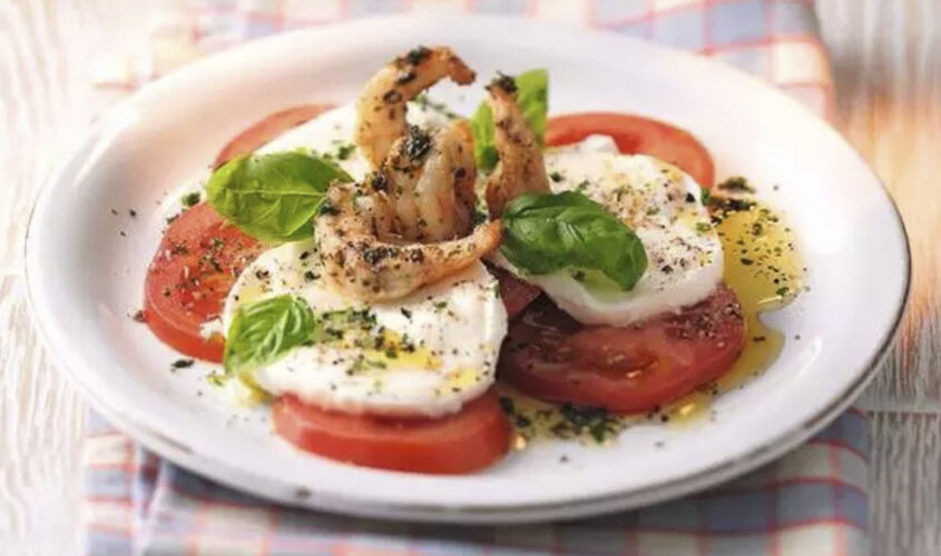 Ensalada de tomate y mozzarella con gambón