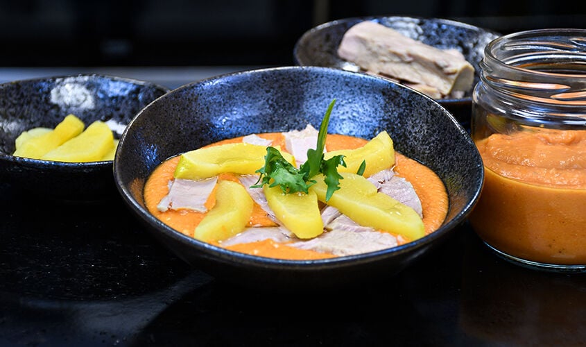 Salmorejo de tomàquet rostit amb poma i tonyina en conserva