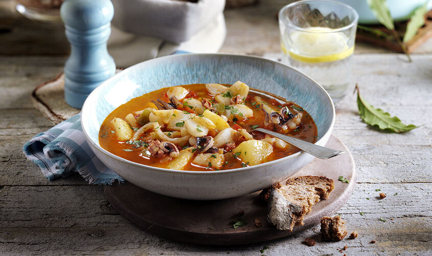 Guiso mar y montaña de sepia con chorizo y patatas