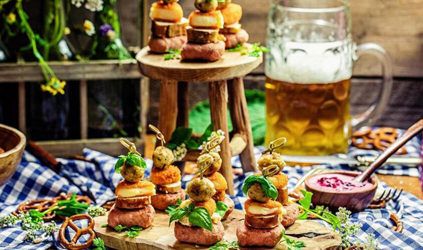 Brochetas de Oktoberfest con salsa de ar&aacute;ndanos