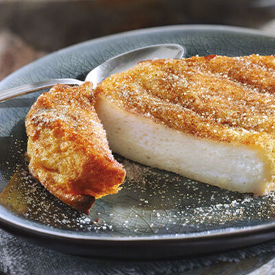 Torrija amb ou caramel·litzada amb sopa de llet merengada i nous