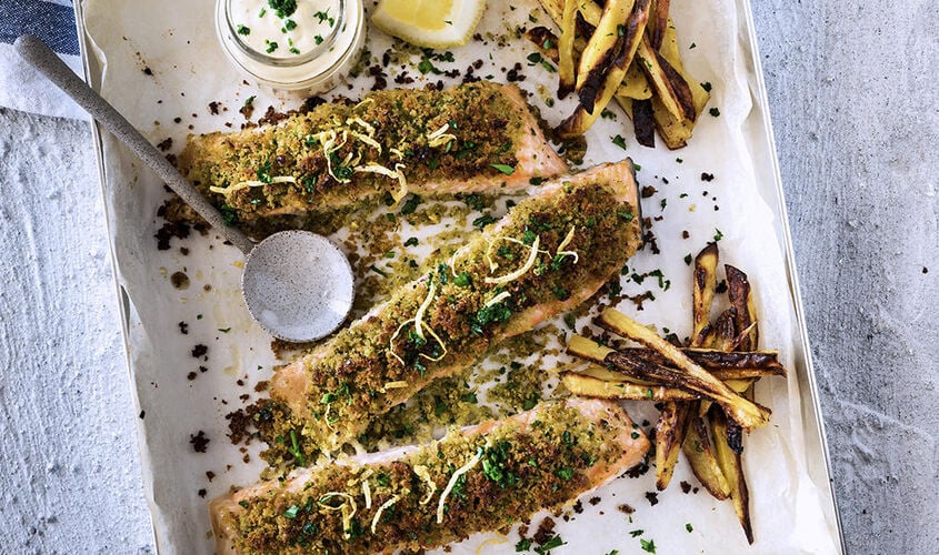 Lomo de salm&oacute;n con crumble de pan y pi&ntilde;ones y bastones de patata al horno