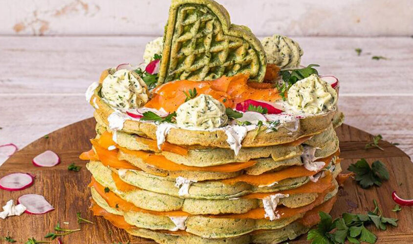 Tarta de gofres de espinacas y salm&oacute;n