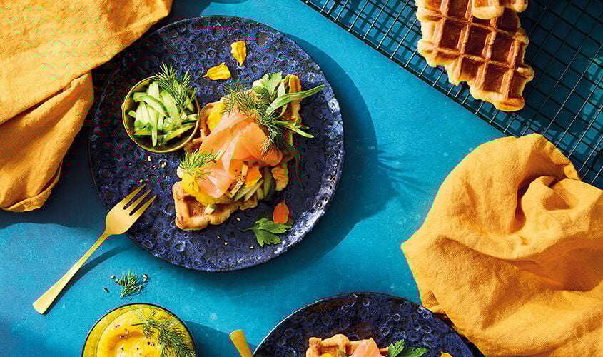 Croissants de salm&oacute;n ahumado con salsa de curry y ensalada