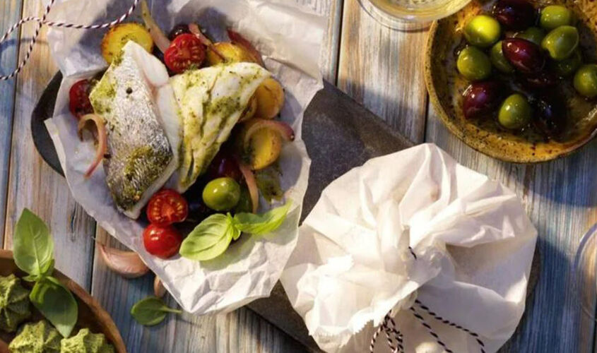 Filete de dorada con tomates cherry, aceitunas, patatas y pesto