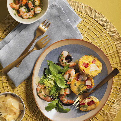 Pastelitos de tortilla y pimientos con gambas en salsa de hierbas arom&aacute;ticas