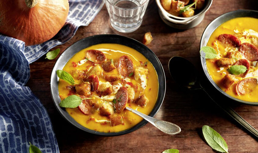 Crema de calabaza con pimientos rojos, chorizo y picatostes de pan con un toque de mermelada