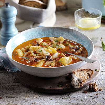 Guisat mar i muntanya de s&eacute;pia amb xori&ccedil;o i patates