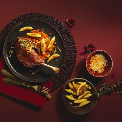 Muslo de pavo al horno con zanahorias rehogadas en vino tinto
