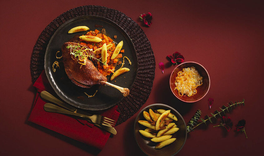 Muslo de pavo al horno con zanahorias rehogadas en vino tinto