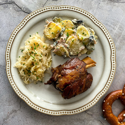 Codillo asado al horno con ensalada de patata