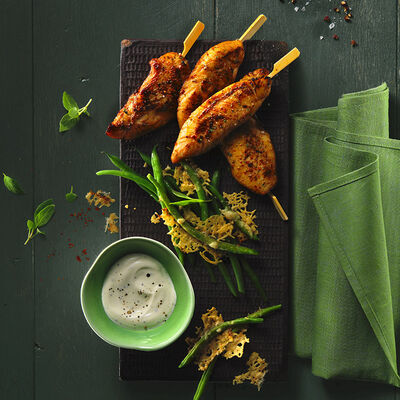 Jud&iacute;as al parmesano con pollo y skyr de ajo