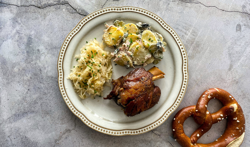 Codillo asado al horno con ensalada de patata