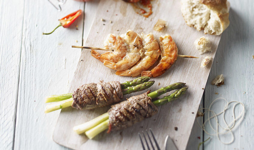 Broquetes de llagostins i farcellets rostits amb salsa de pebrot i papaia