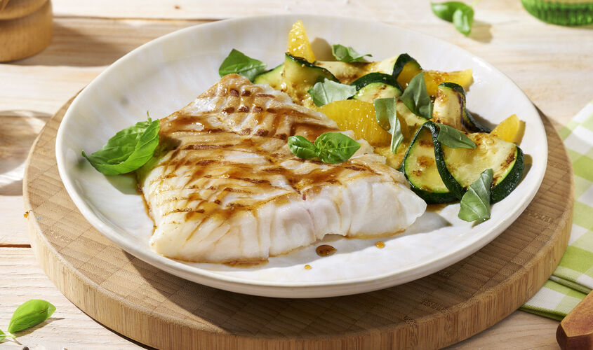 Bacalao a la plancha con ensalada de calabac&iacute;n