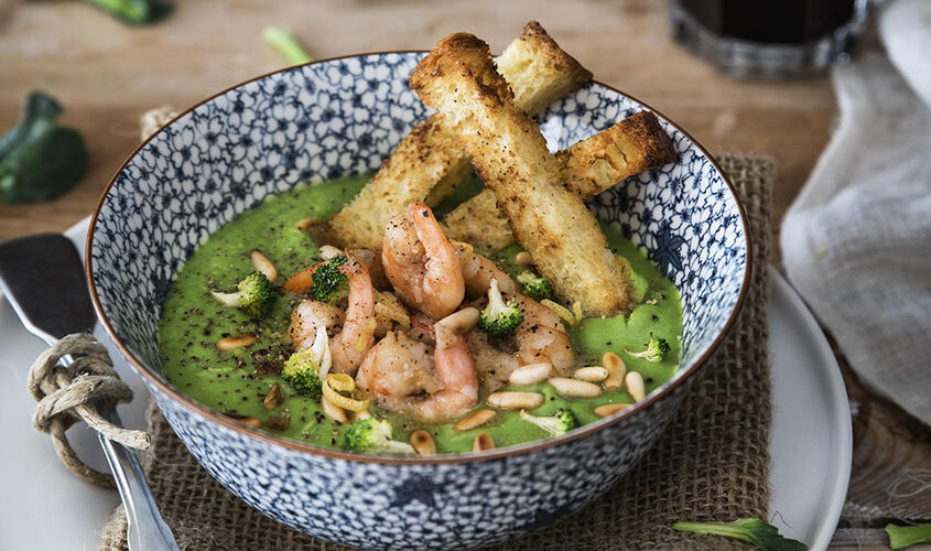 Cues de gamba llagostinera al brandi sobre crema de bròcoli