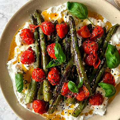 Espárragos, burrata y tomatitos asados 