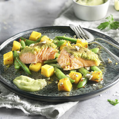 Salmó cruixent cobert de festuc amb amanida afruitada