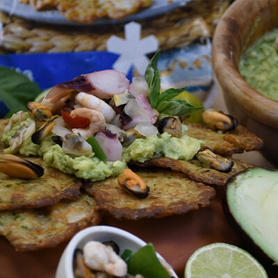 Nachos de tortillitas de camarones con guacamole y salpic&oacute;n 