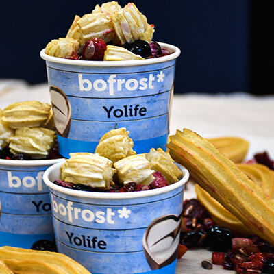 Yolife con frutos rojos y crujiente de churros